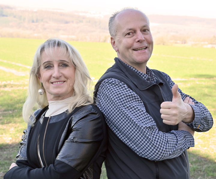 Foto von Bernold Uhrmeister und Yvonne Wien mit der Auszeichnung Zukunftsschule NRW